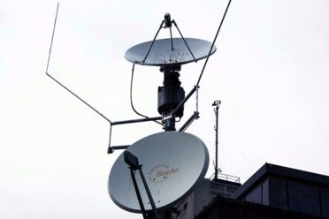 antena satelital gris de videovigilancia instalado en barcelona