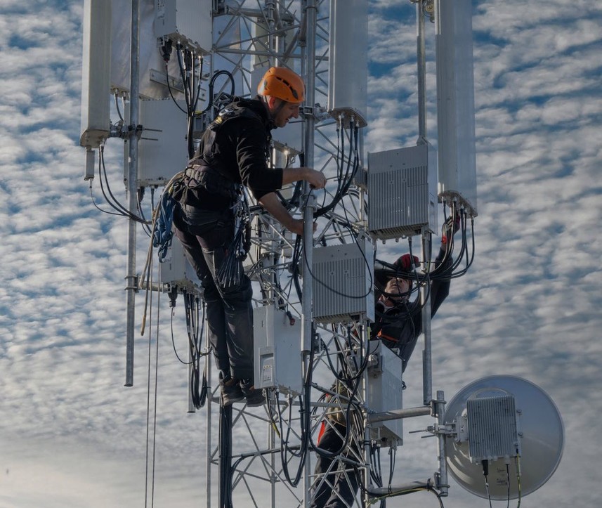 hombres trabajando en reparacion de antenas barcelona
